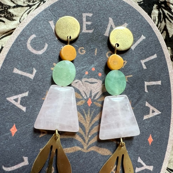Alchemilla “Verdure” earrings in pink - Picture 2 of 3